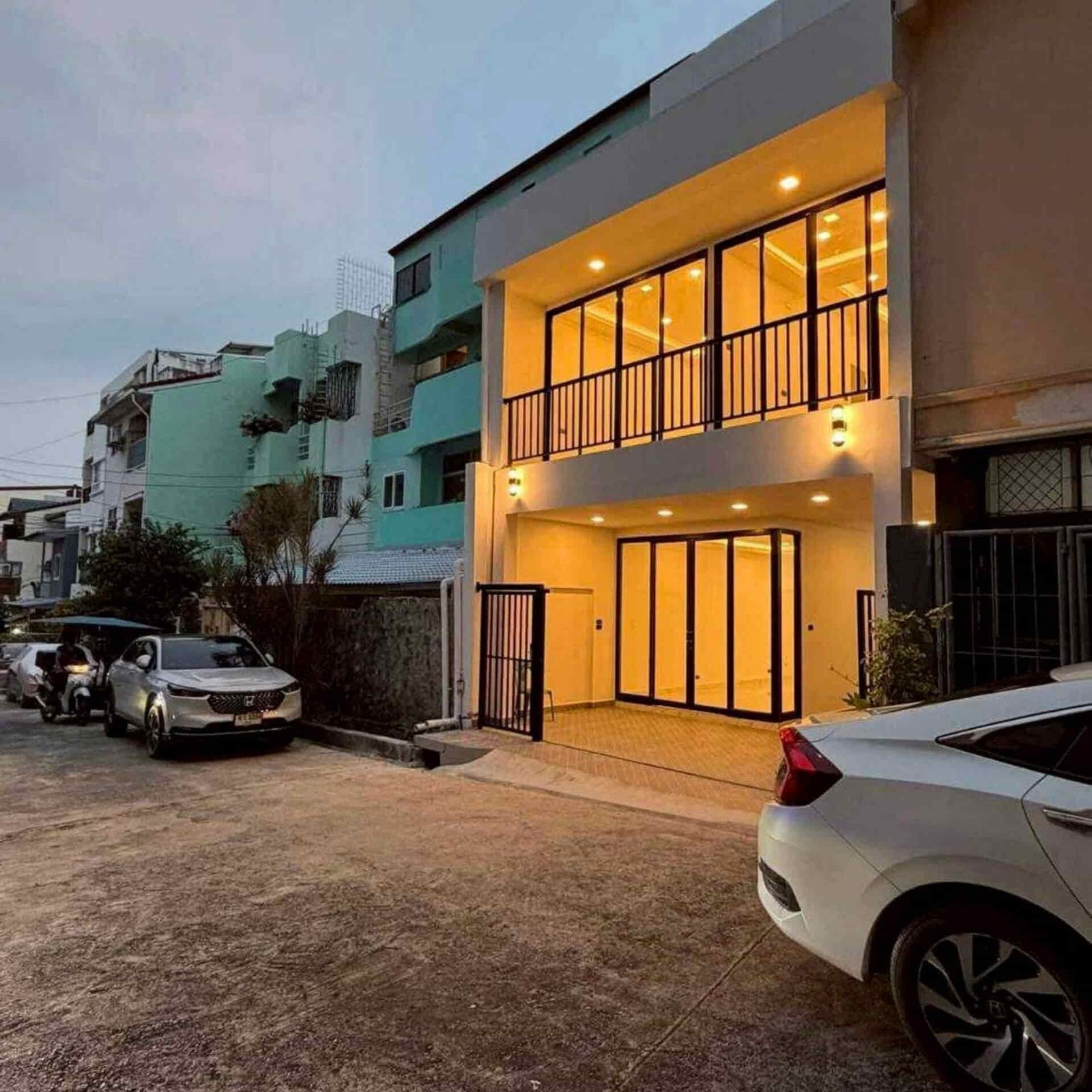 3-Storey TownHouse -SST2512121- select property pattay