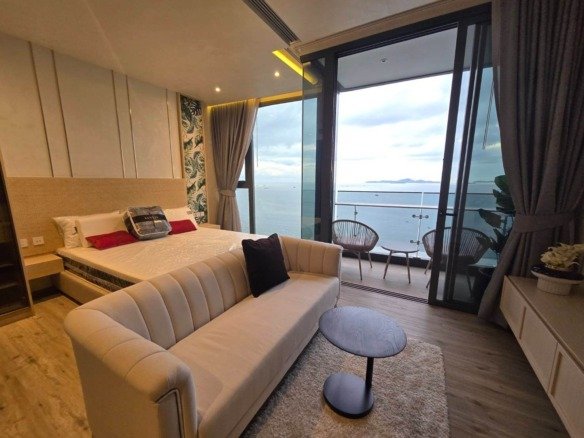 AROM Wongamat Super-Luxury 21st Floor Beachfront Sanctuary - select property pattaya