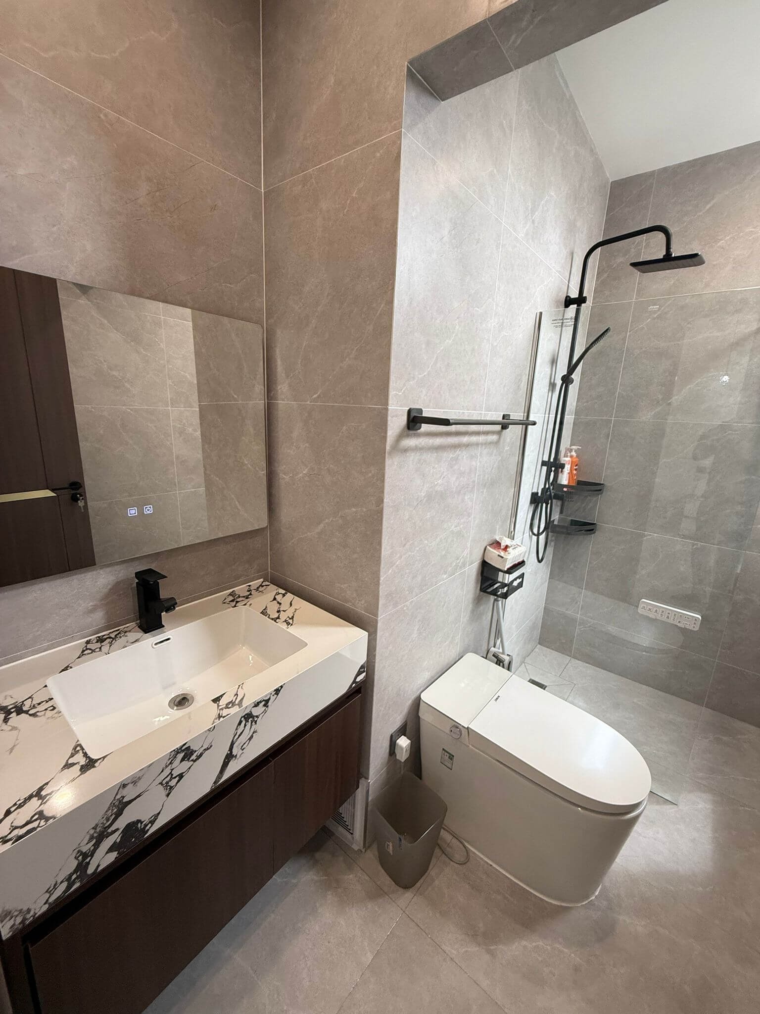 Eakmongkol Village 8 Grand 6-Bedroom Pool Villa with Smart Home Technology - select property pattaya