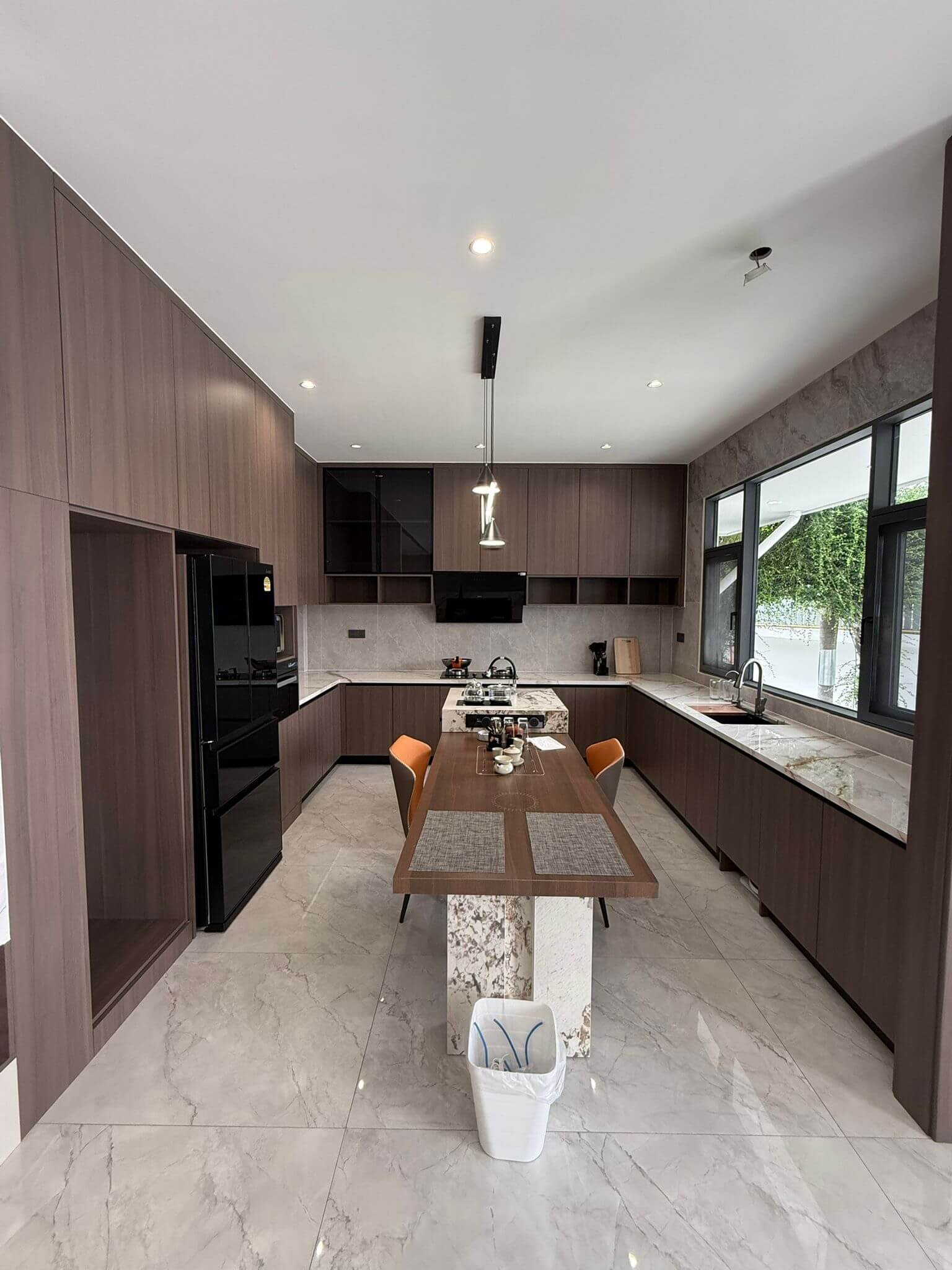 Eakmongkol Village 8 Grand 6-Bedroom Pool Villa with Smart Home Technology - select property pattaya