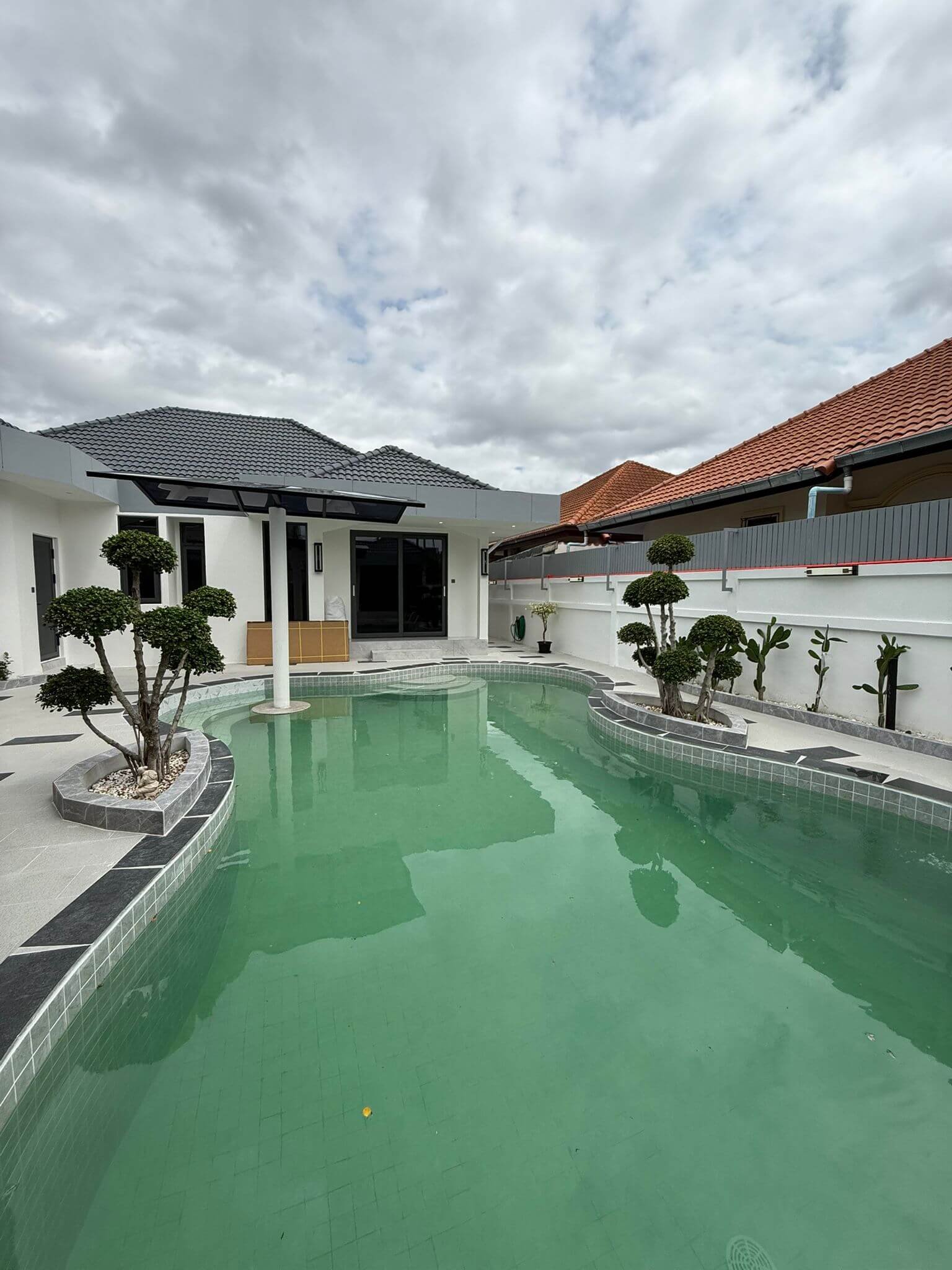 Eakmongkol Village 8 Grand 6-Bedroom Pool Villa with Smart Home Technology - select property pattaya