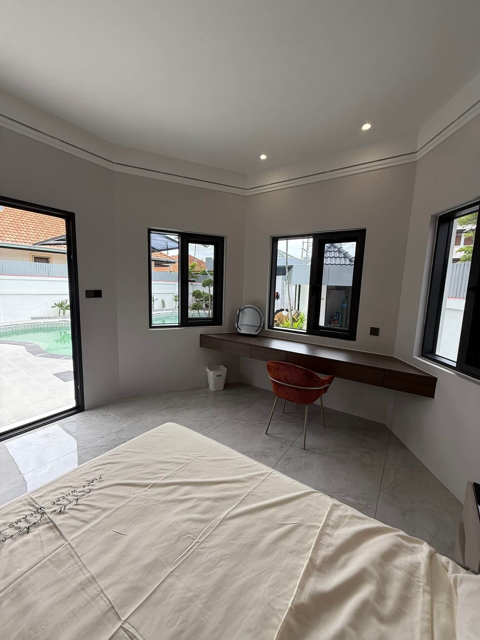 Eakmongkol Village 8 Grand 6-Bedroom Pool Villa with Smart Home Technology - select property pattaya