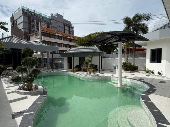 Eakmongkol Village 8 Grand 6-Bedroom Pool Villa with Smart Home Technology - select property pattaya