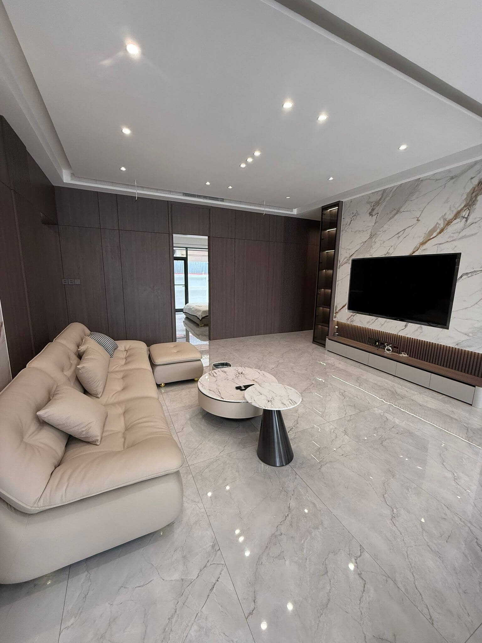 Eakmongkol Village 8 Grand 6-Bedroom Pool Villa with Smart Home Technology - select property pattaya