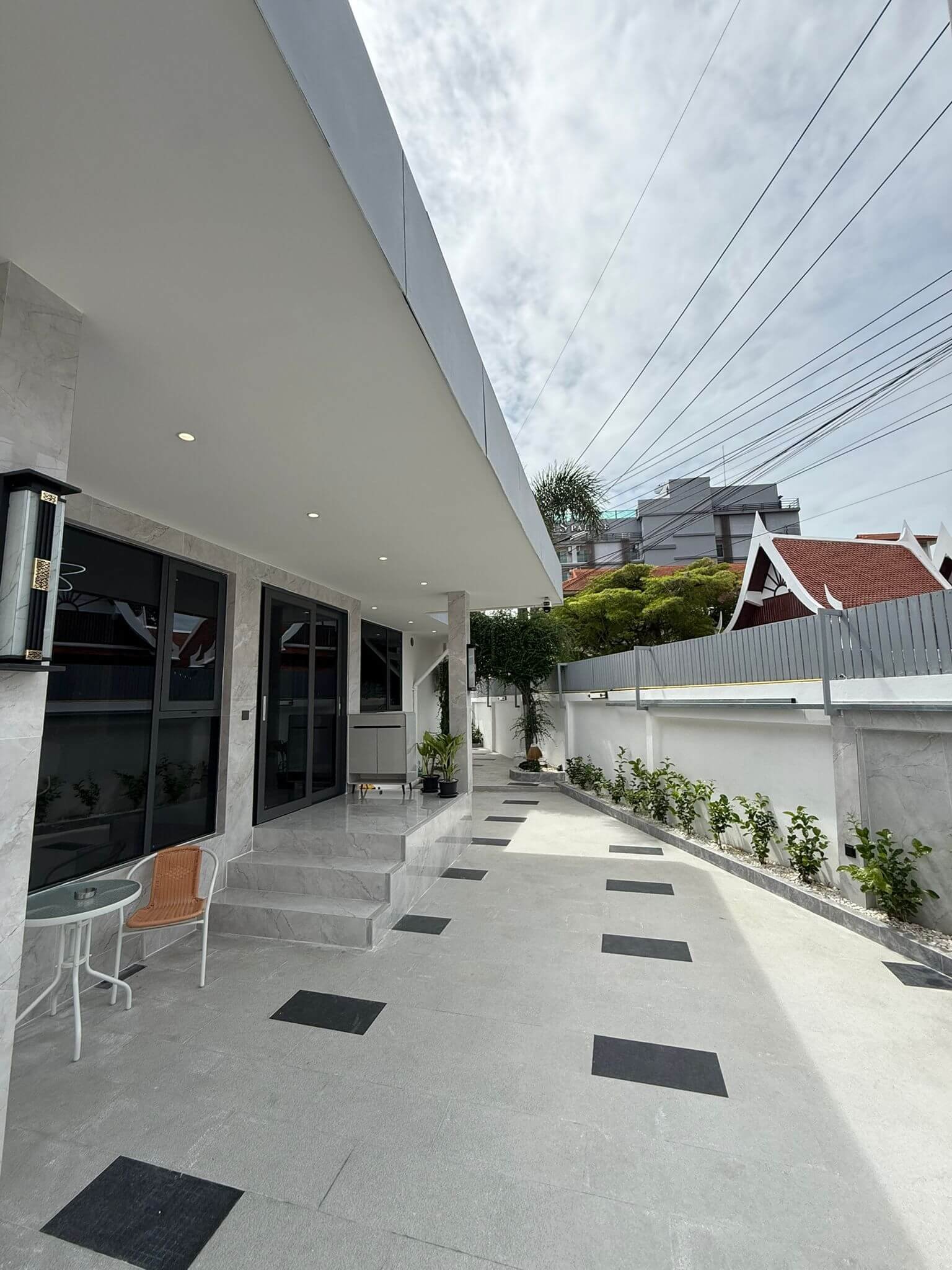 Eakmongkol Village 8 Grand 6-Bedroom Pool Villa with Smart Home Technology - select property pattaya