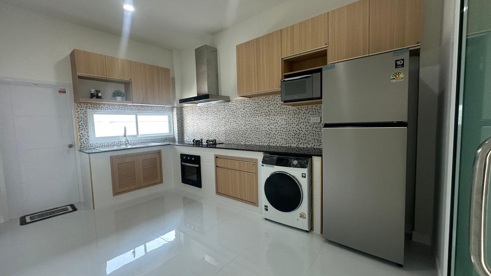 Mabprachan Lake Luxury Pool Villa Modern 3-Bedroom Ready-to-Move-In Estate - select property pattaya