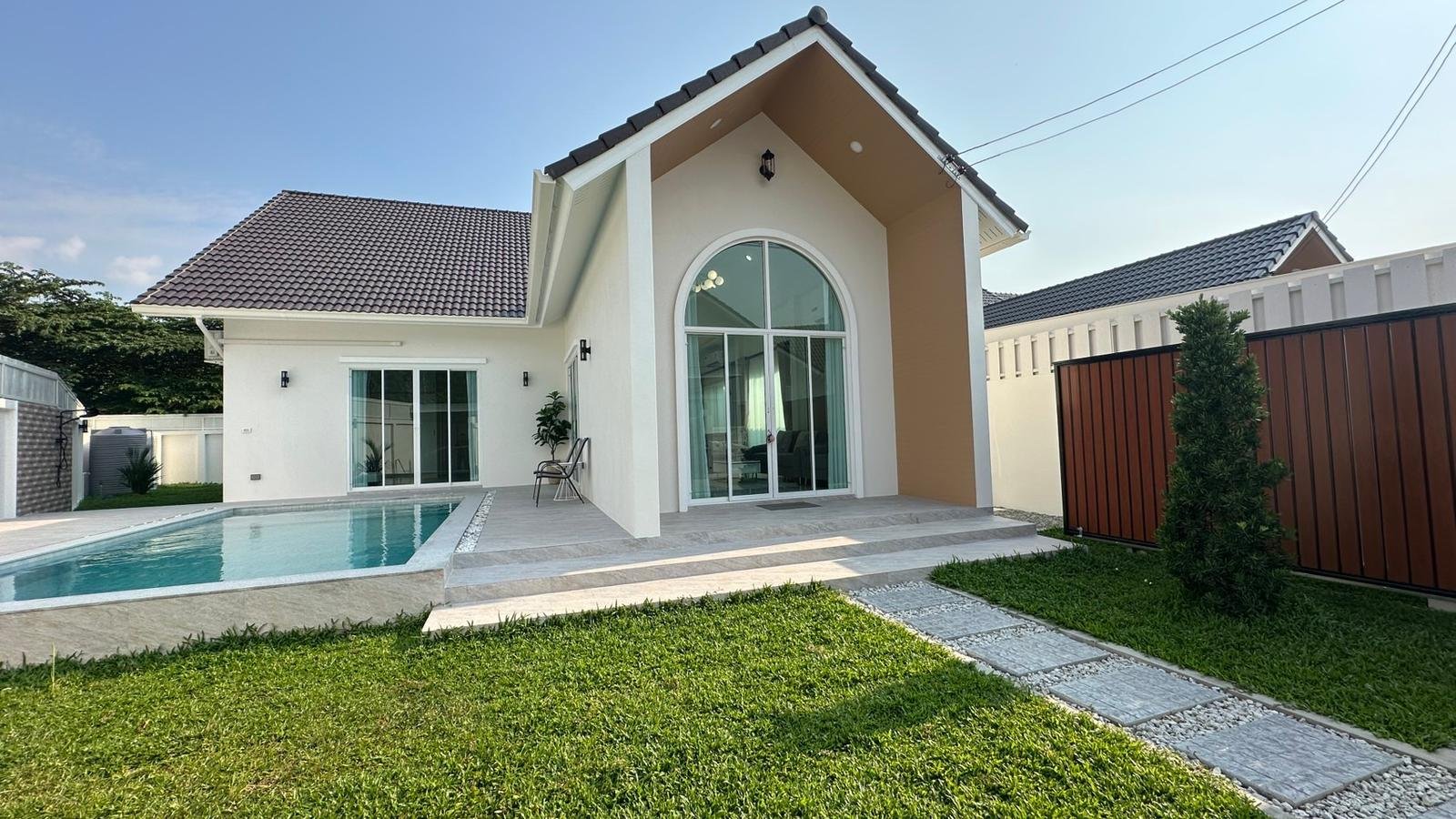 Mabprachan Lake Luxury Pool Villa Modern 3-Bedroom Ready-to-Move-In Estate - select property pattaya