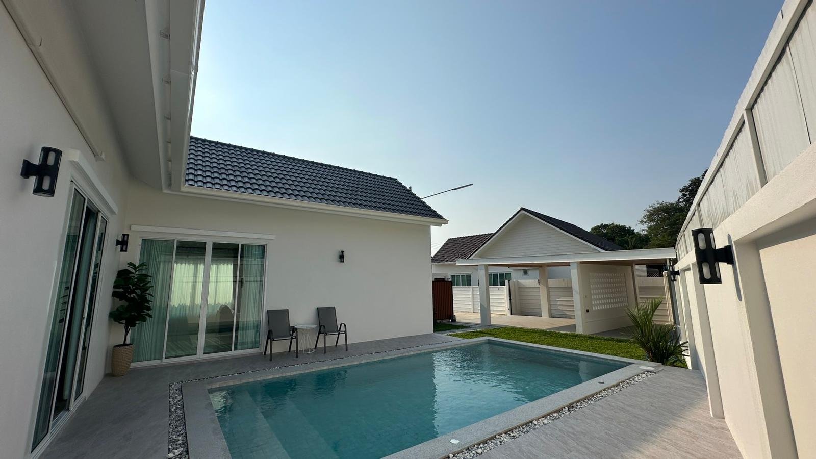 Mabprachan Lake Luxury Pool Villa Modern 3-Bedroom Ready-to-Move-In Estate - select property pattaya