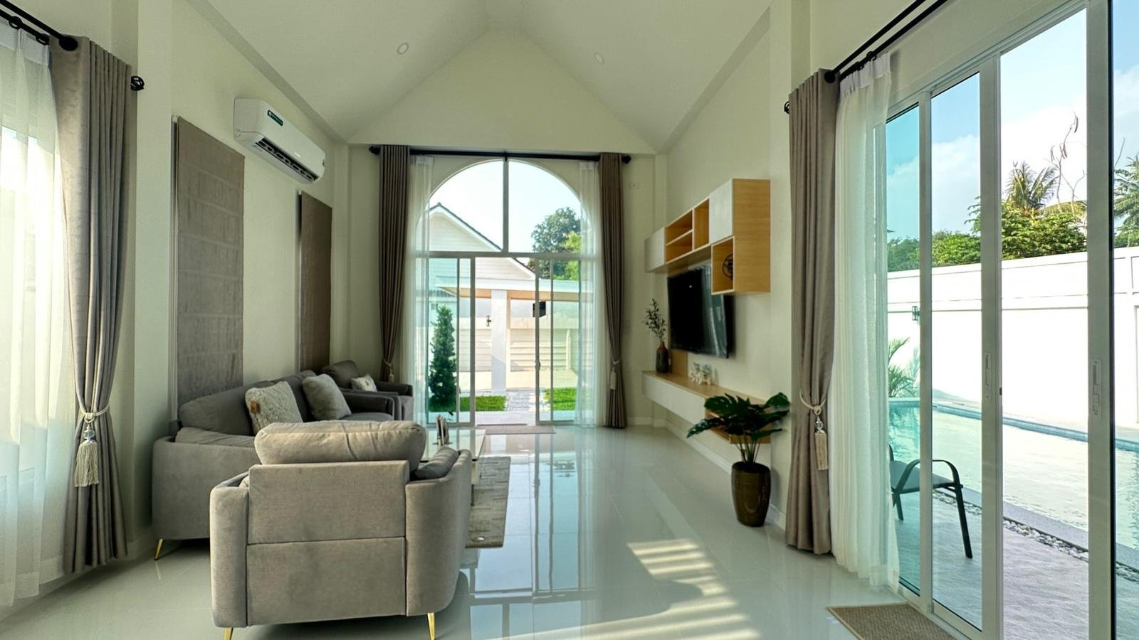 Mabprachan Lake Luxury Pool Villa Modern 3-Bedroom Ready-to-Move-In Estate - select property pattaya