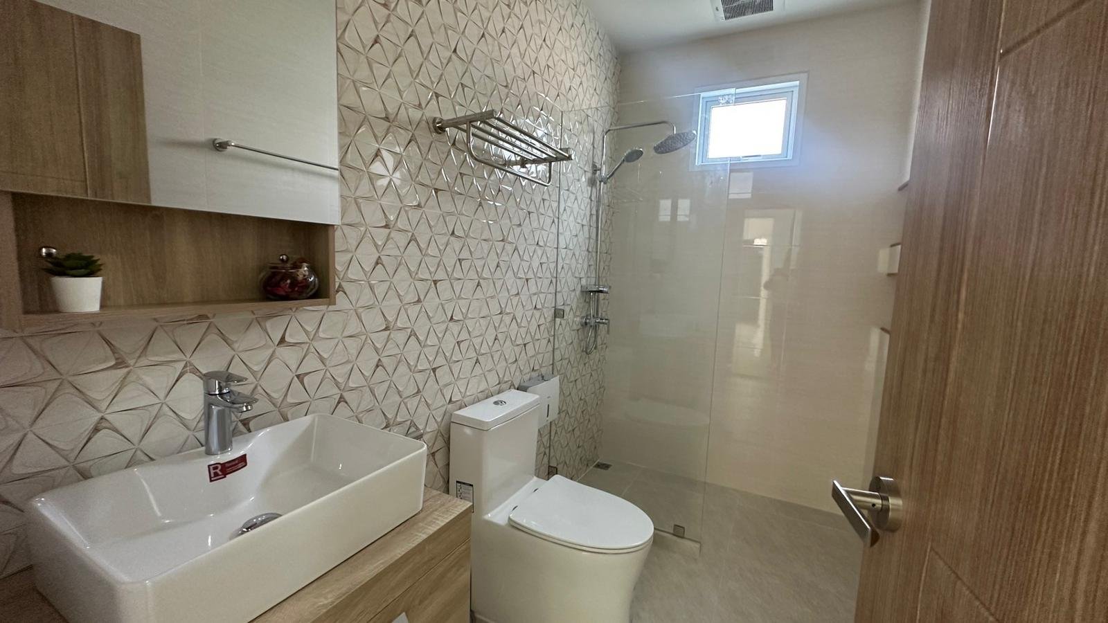 Mabprachan Lake Luxury Pool Villa Modern 3-Bedroom Ready-to-Move-In Estate - select property pattaya