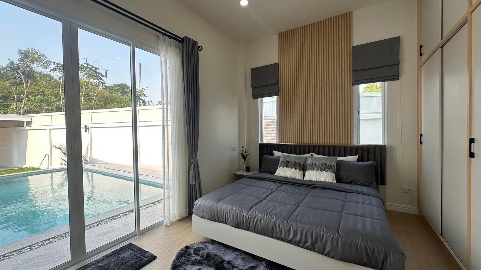 Mabprachan Lake Luxury Pool Villa Modern 3-Bedroom Ready-to-Move-In Estate - select property pattaya