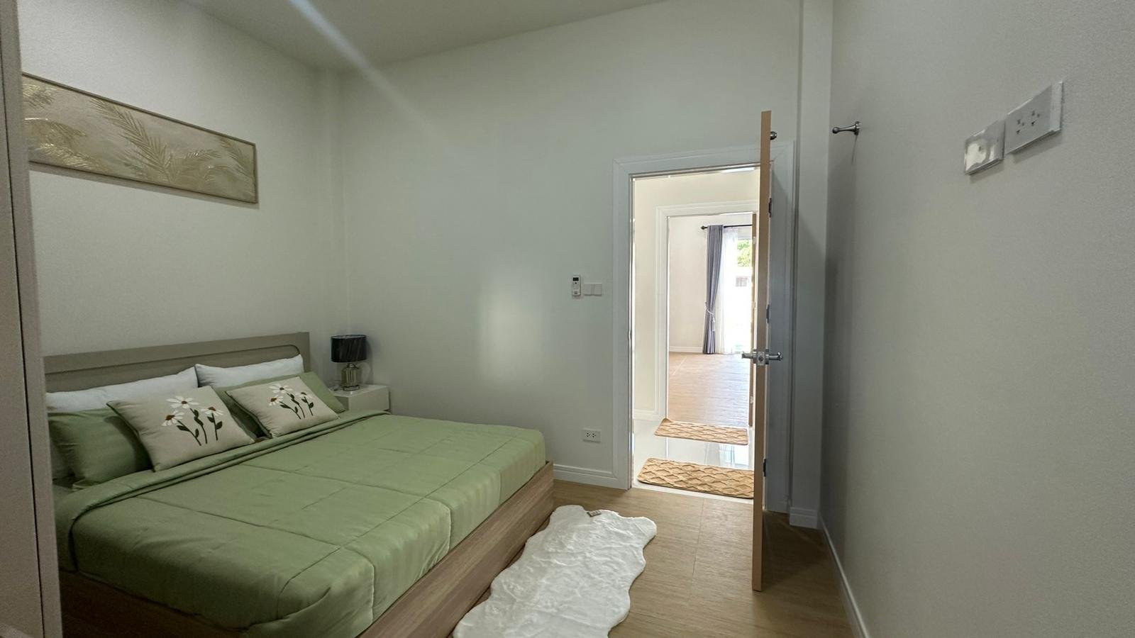 Mabprachan Lake Luxury Pool Villa Modern 3-Bedroom Ready-to-Move-In Estate - select property pattaya