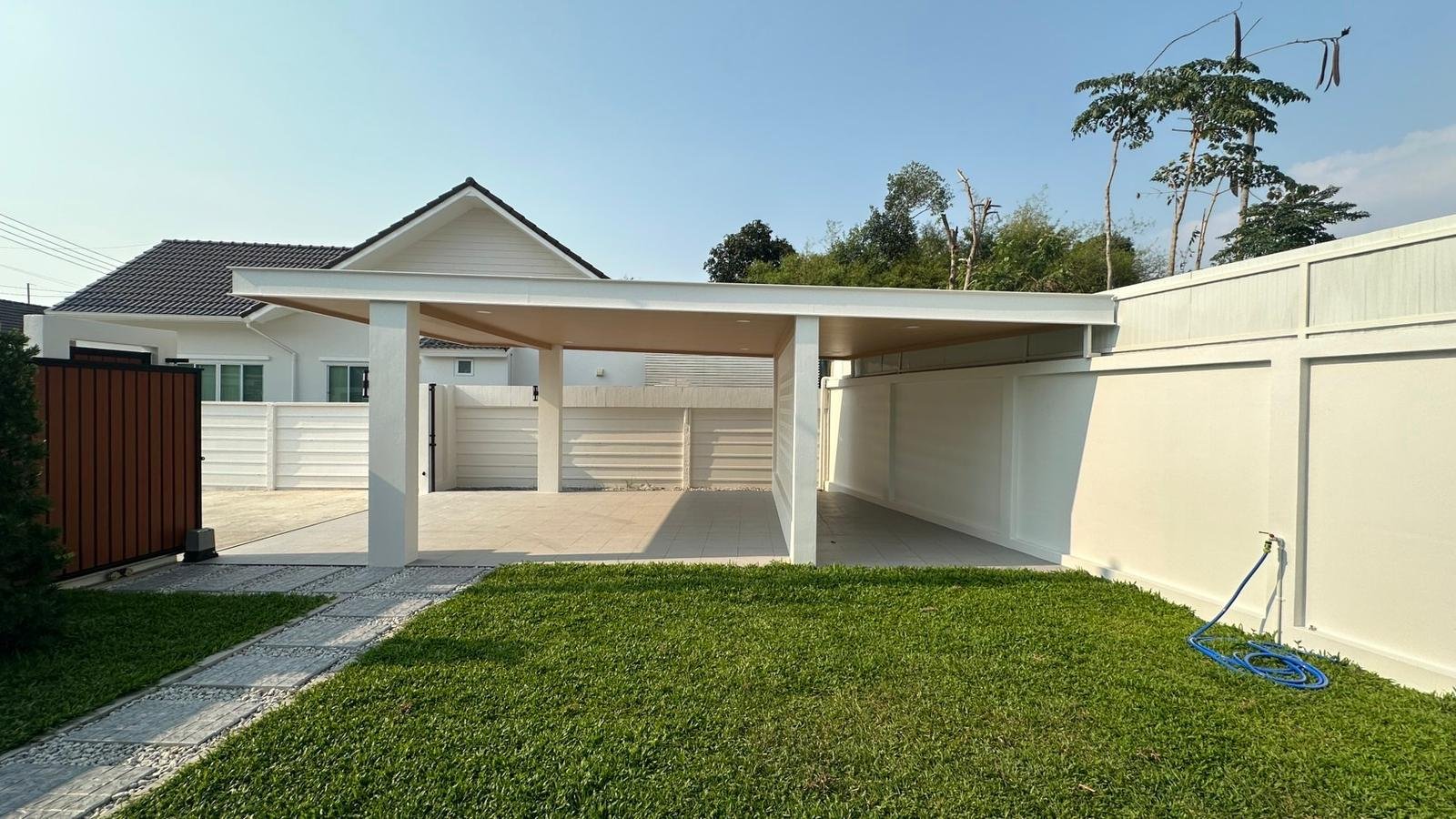 Mabprachan Lake Luxury Pool Villa Modern 3-Bedroom Ready-to-Move-In Estate - select property pattaya