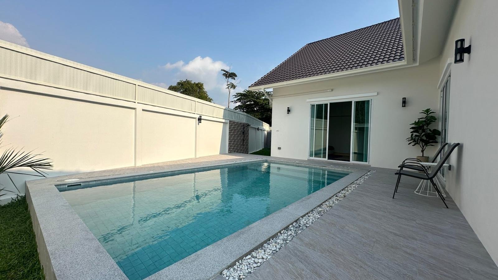 Mabprachan Lake Luxury Pool Villa Modern 3-Bedroom Ready-to-Move-In Estate - select property pattaya