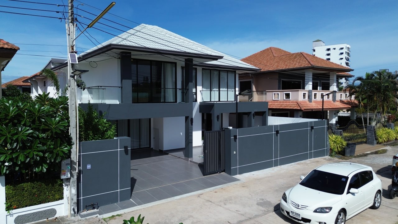 Newly Renovated 6-Bedroom Luxury Pool Villa – Ekmongkhon Village Jomtien - select property pattaya