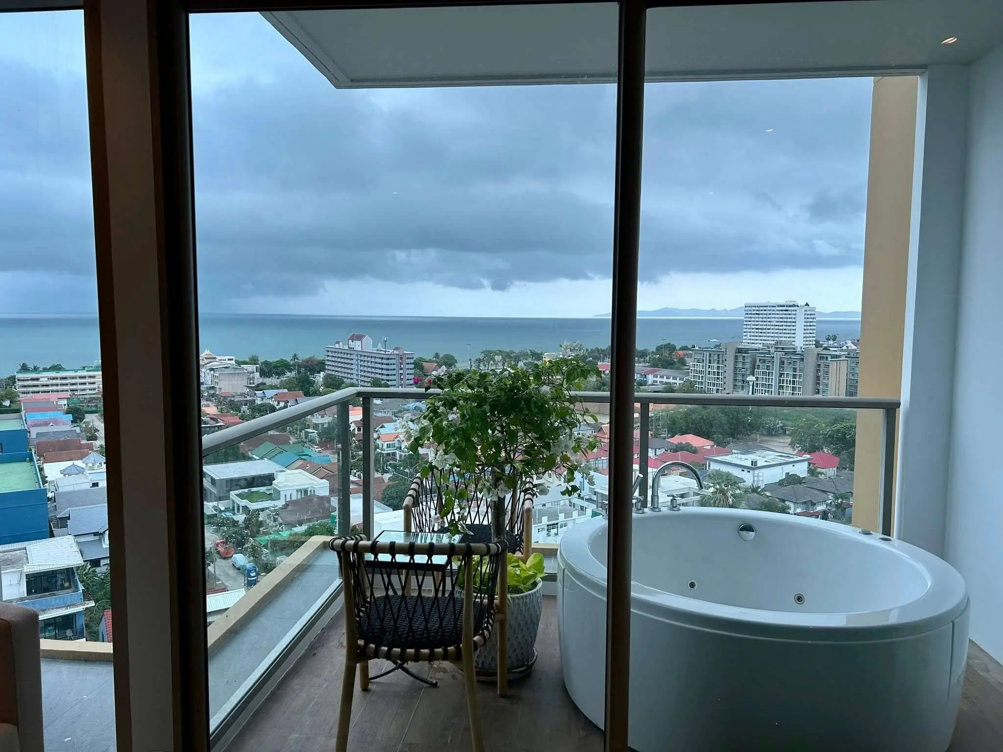 The Riviera Ocean Drive 13th Floor Luxury Sea-View Suite with Private Jacuzzi - select property pattaya
