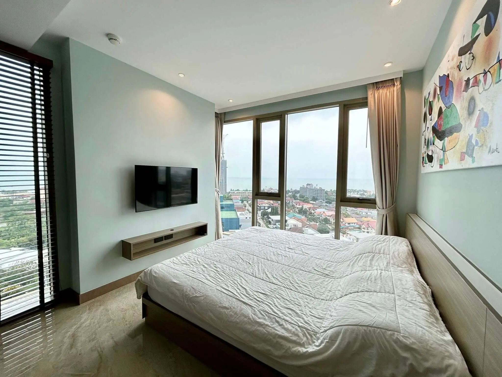 The Riviera Ocean Drive 13th Floor Luxury Sea-View Suite with Private Jacuzzi - select property pattaya