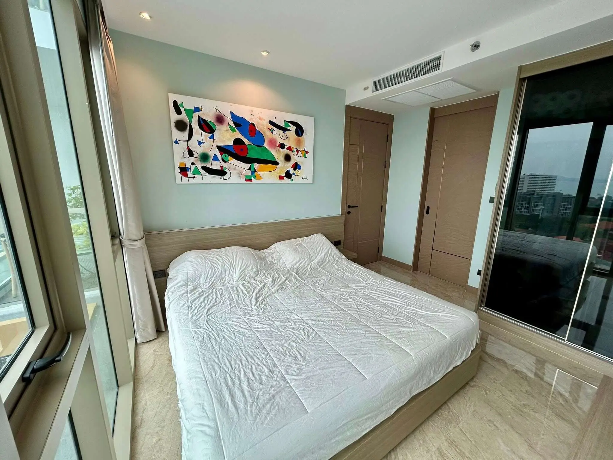 The Riviera Ocean Drive 13th Floor Luxury Sea-View Suite with Private Jacuzzi - select property pattaya
