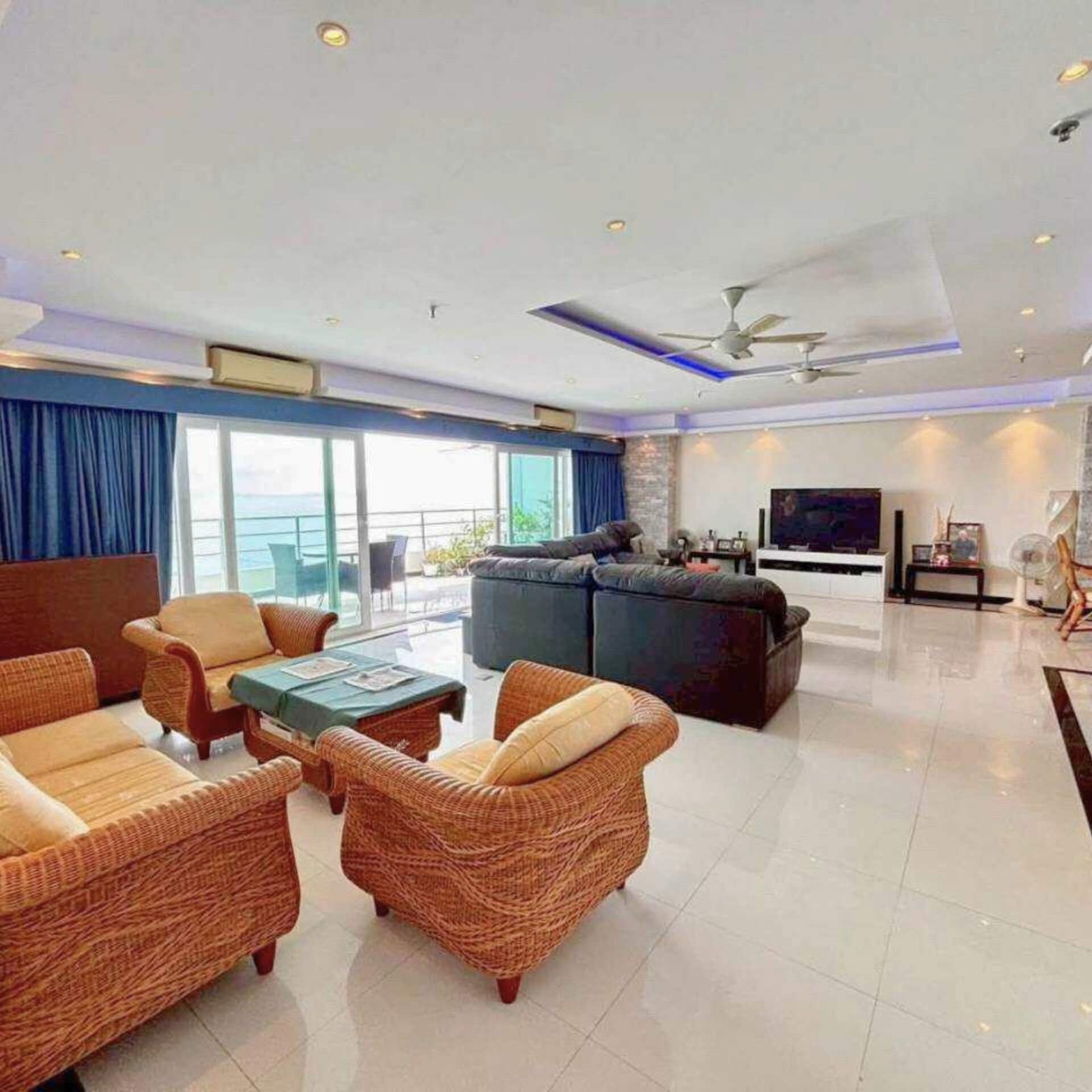 View Talay 3 Massive 198.5 sq.m. Double-Unit Oceanfront Residence (18th Floor) - select property pattaya