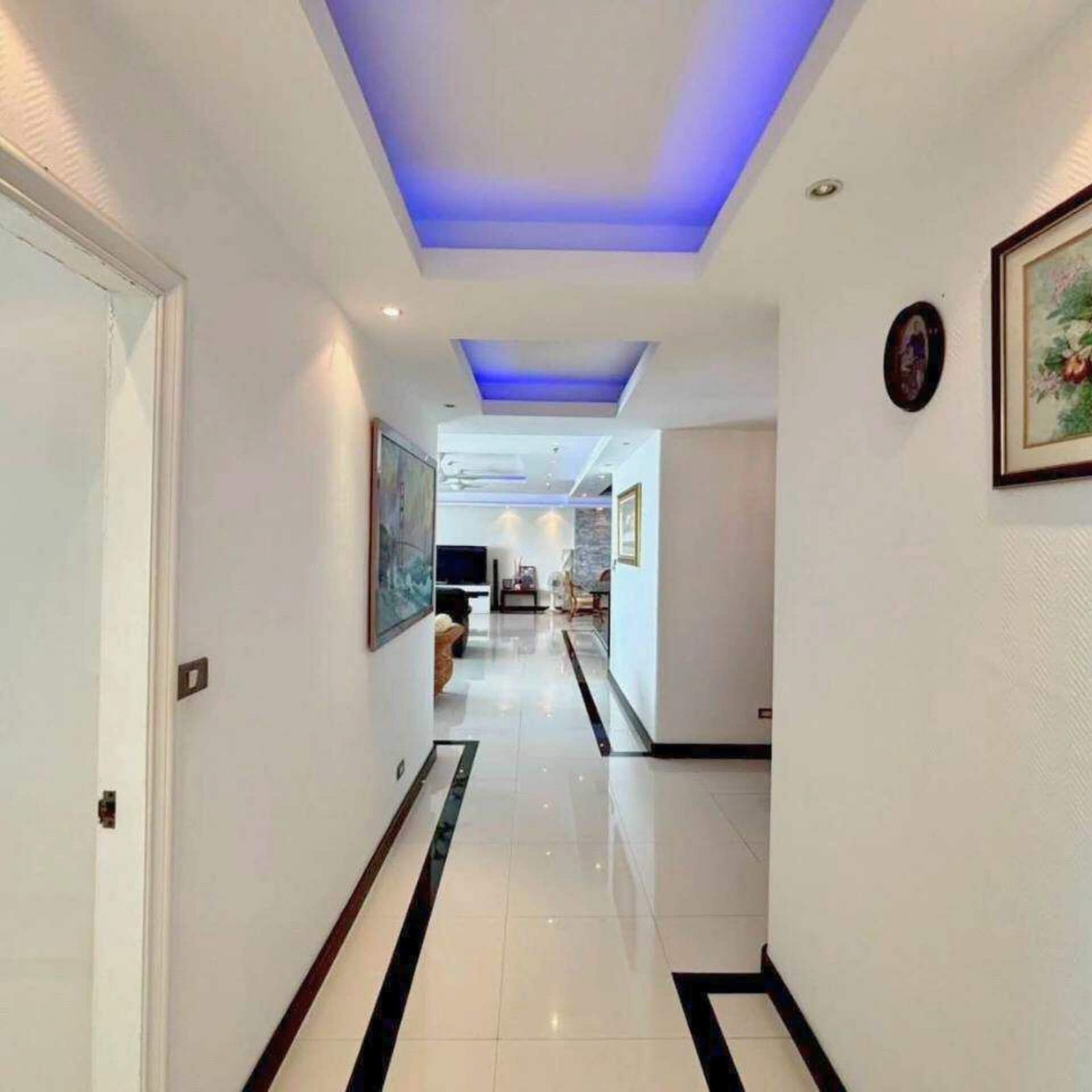 View Talay 3 Massive 198.5 sq.m. Double-Unit Oceanfront Residence (18th Floor) - select property pattaya