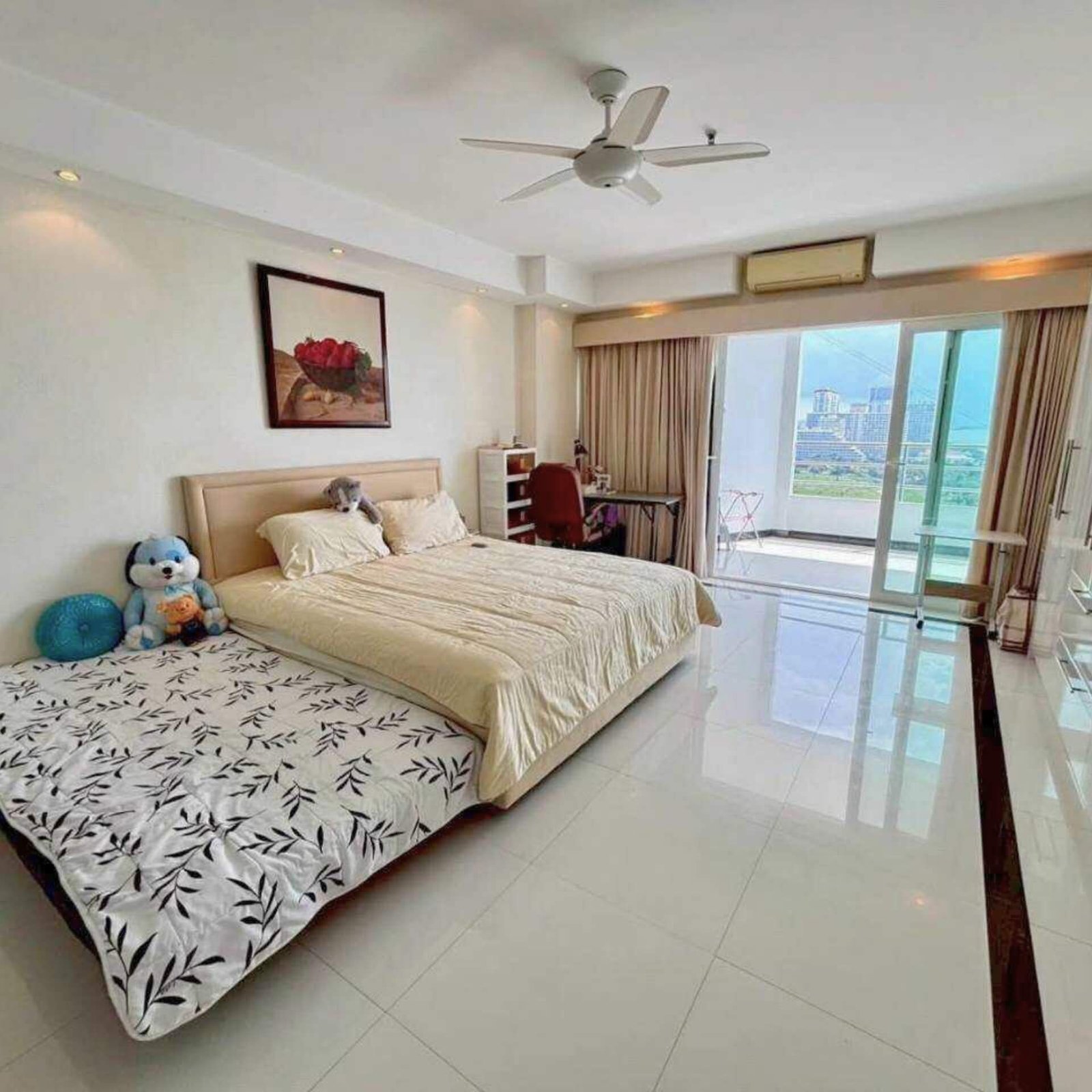 View Talay 3 Massive 198.5 sq.m. Double-Unit Oceanfront Residence (18th Floor) - select property pattaya