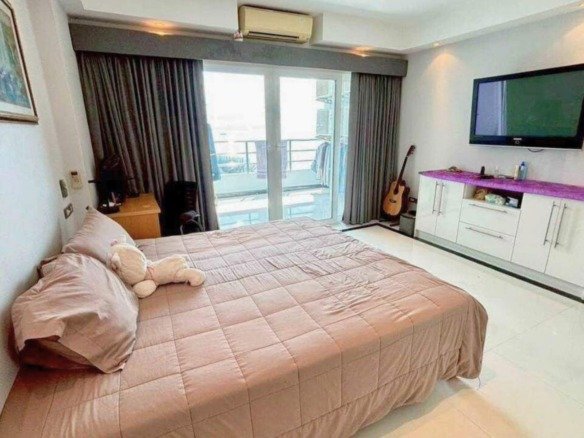 View Talay 3 Massive 198.5 sq.m. Double-Unit Oceanfront Residence (18th Floor) - select property pattaya