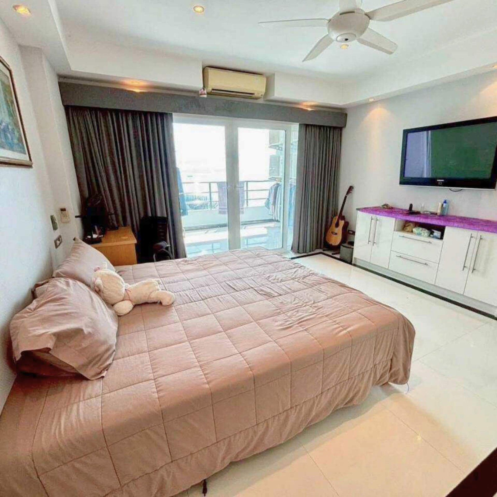 View Talay 3 Massive 198.5 sq.m. Double-Unit Oceanfront Residence (18th Floor) - select property pattaya