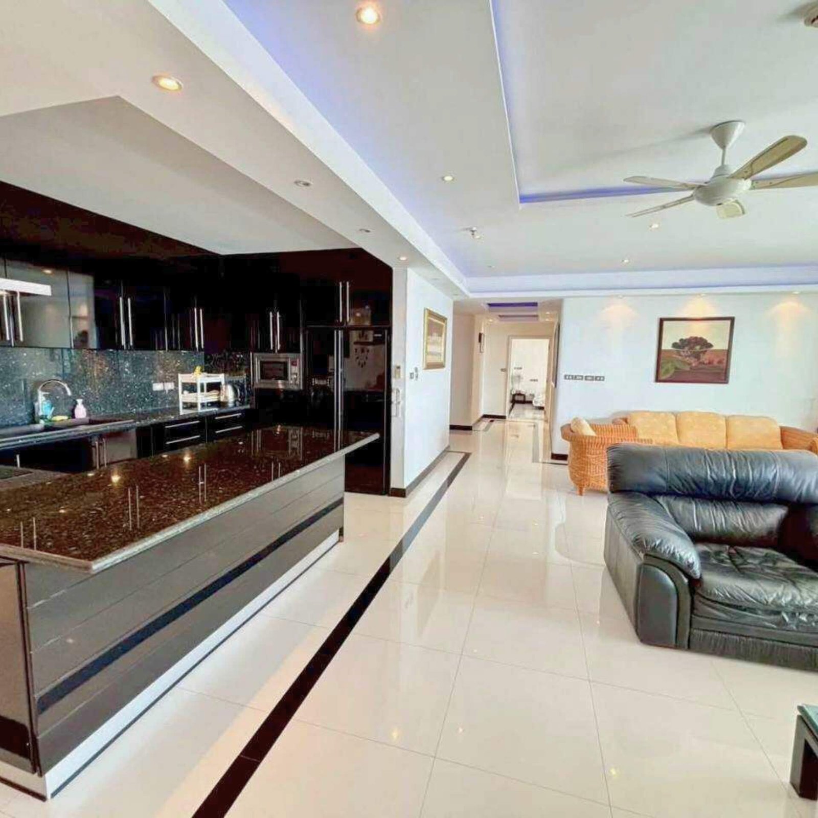 View Talay 3 Massive 198.5 sq.m. Double-Unit Oceanfront Residence (18th Floor) - select property pattaya