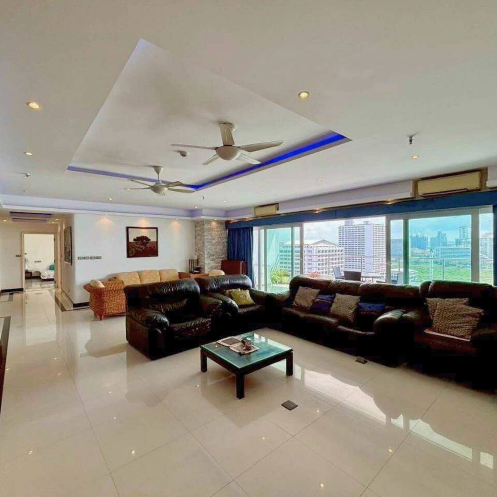 View Talay 3 Massive 198.5 sq.m. Double-Unit Oceanfront Residence (18th Floor) - select property pattaya