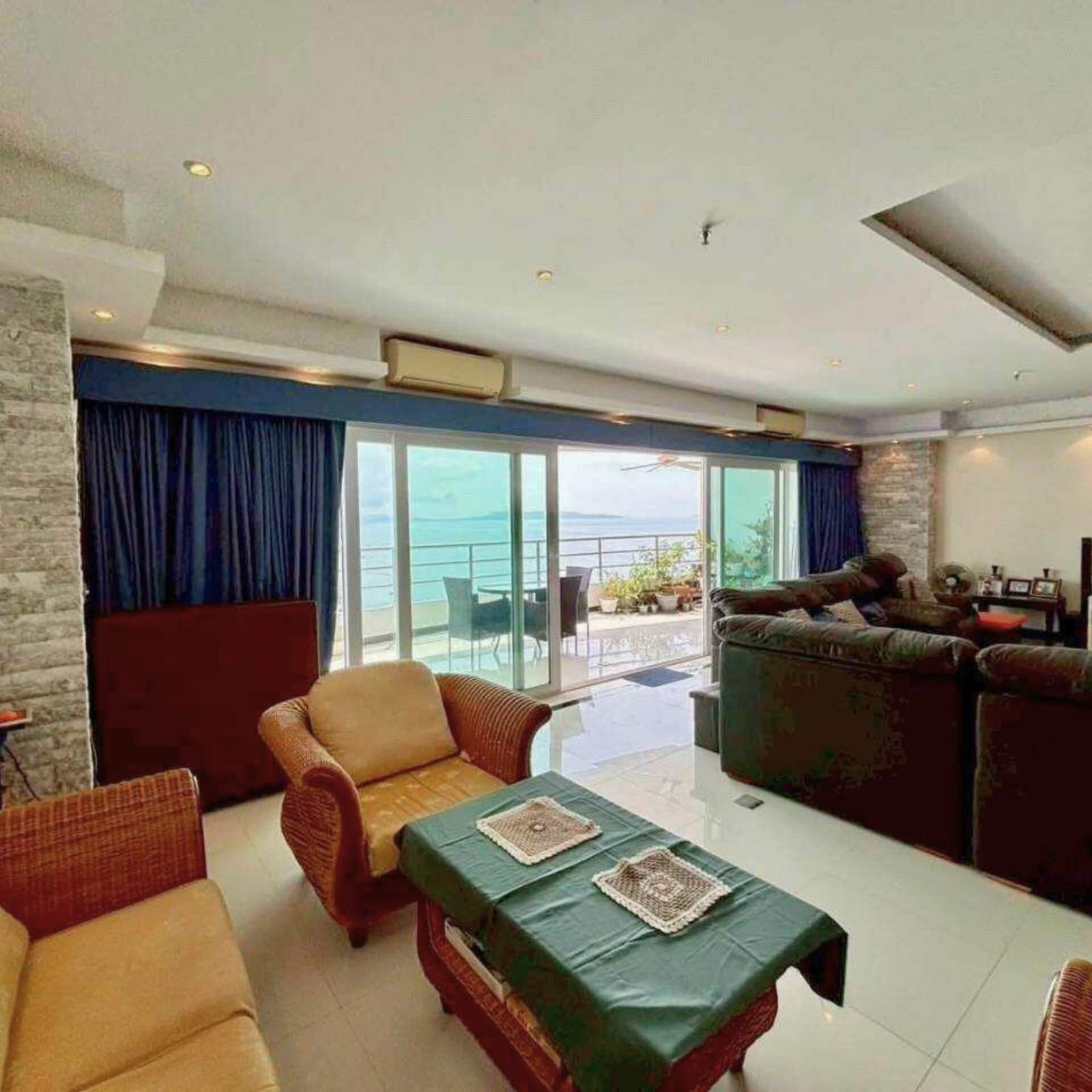 View Talay 3 Massive 198.5 sq.m. Double-Unit Oceanfront Residence (18th Floor) - select property pattaya