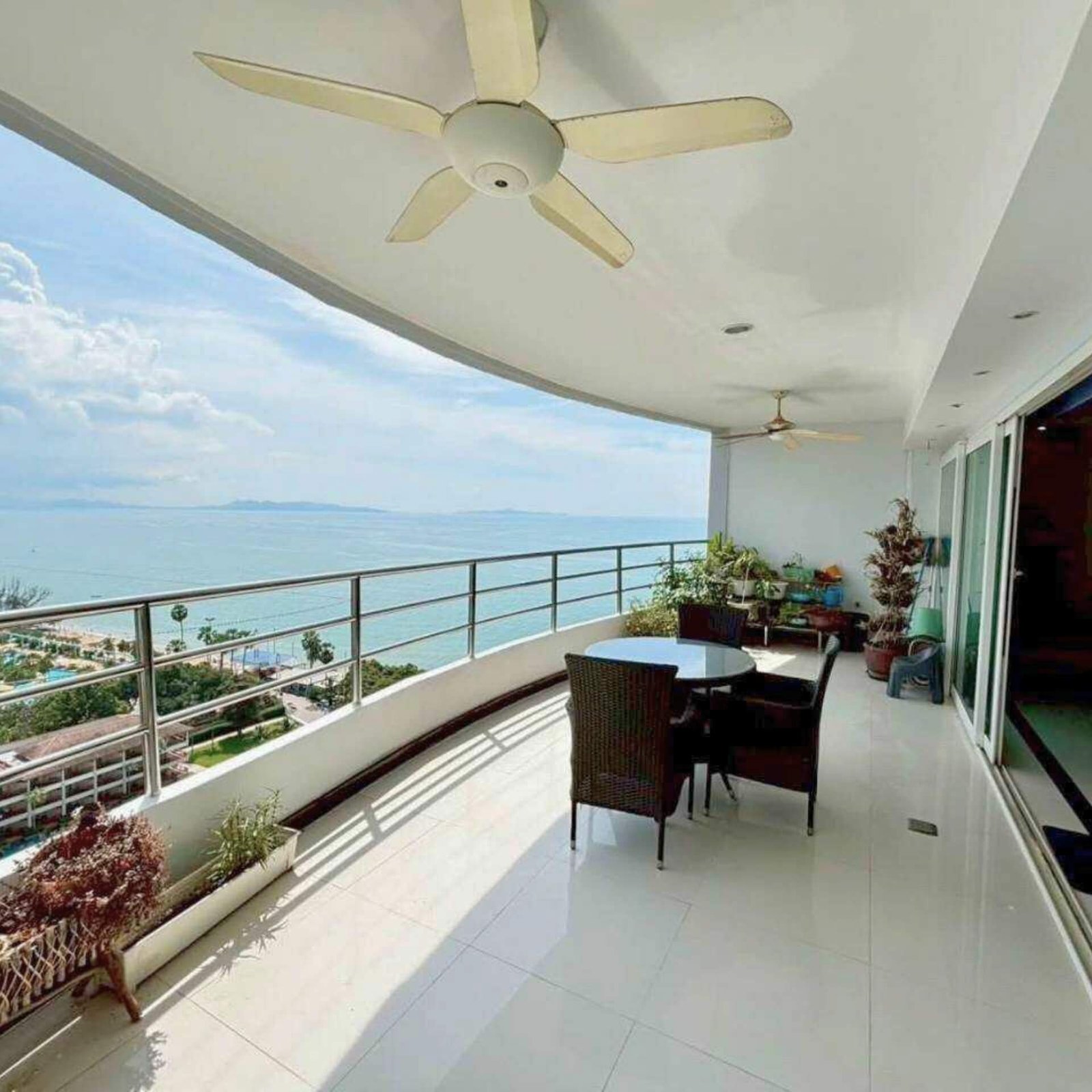 View Talay 3 Massive 198.5 sq.m. Double-Unit Oceanfront Residence (18th Floor) - select property pattaya