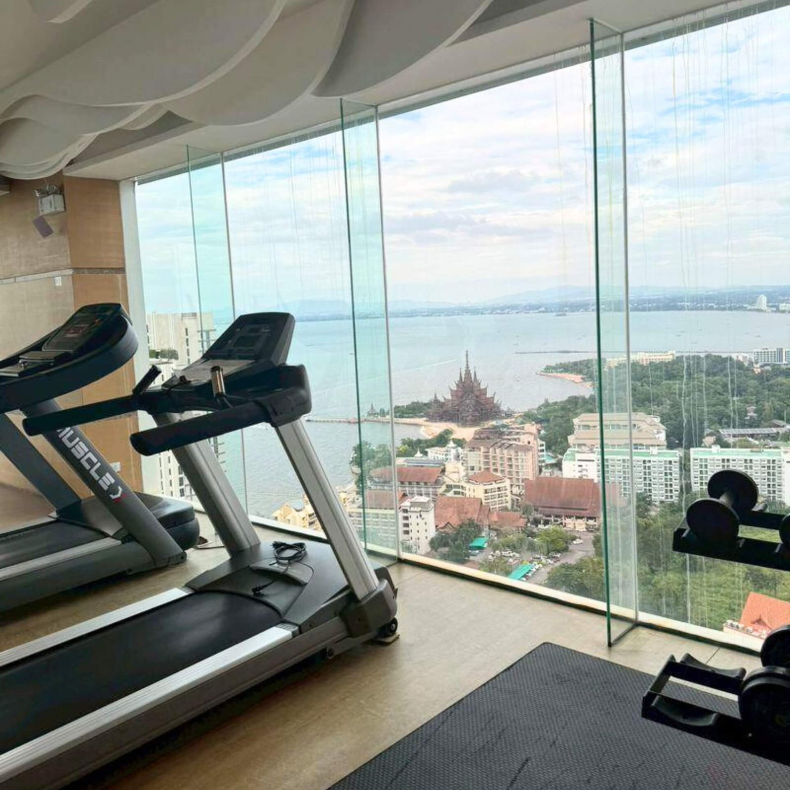 Wongamat Tower 6th-Floor Beachfront Studio with Ocean Vistas & Dual Infinity Pools - select property pattaya