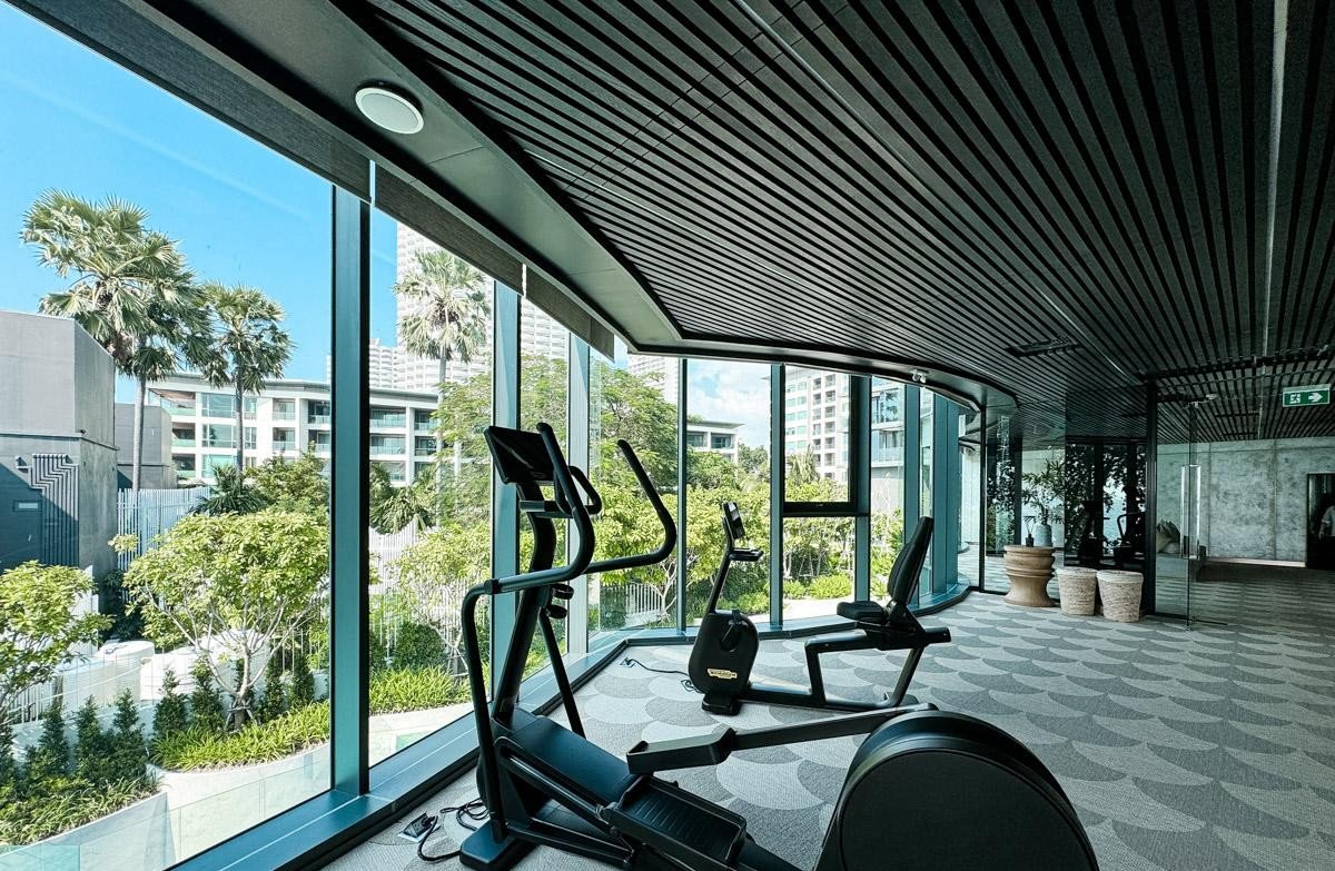 Arom Wongamat Ultra-Luxury 2-Bedroom Beachfront Residence with Private Lift Access RS251276 - select property pattaya