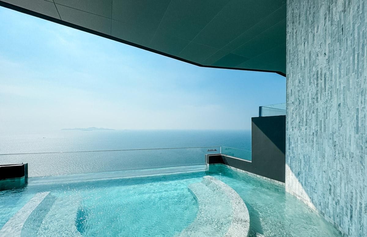 Arom Wongamat Ultra-Luxury 2-Bedroom Beachfront Residence with Private Lift Access RS251276 - select property pattaya