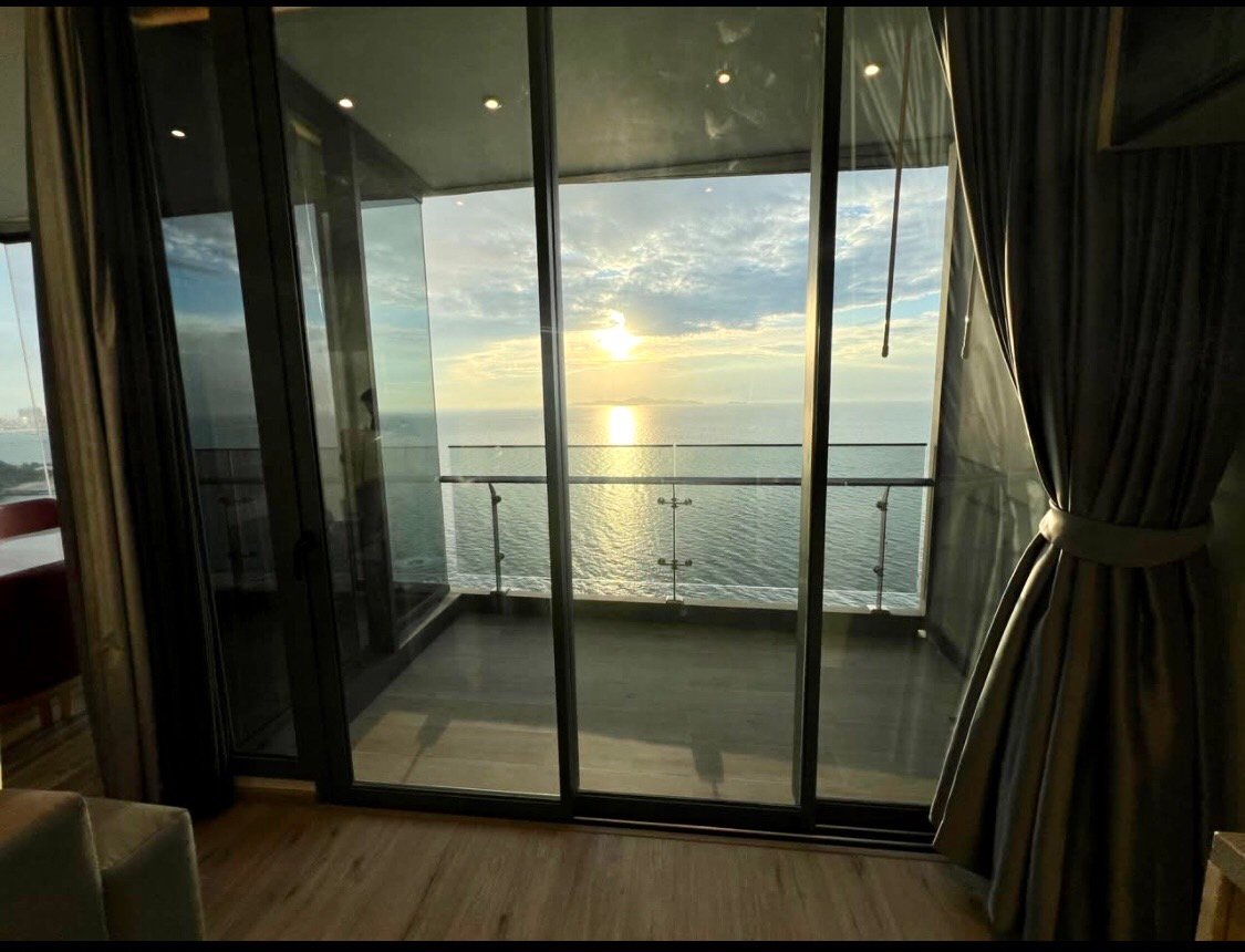 Arom Wongamat Ultra-Luxury 2-Bedroom Beachfront Residence with Private Lift Access RS251276 - select property pattaya