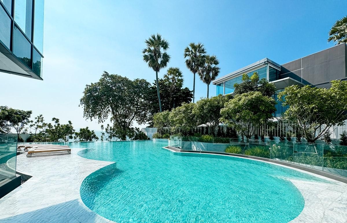 Arom Wongamat Ultra-Luxury 2-Bedroom Beachfront Residence with Private Lift Access RS251276 - select property pattaya