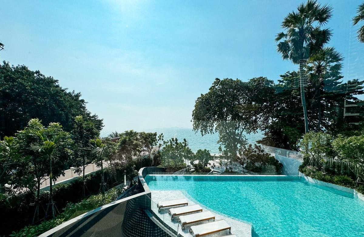 Arom Wongamat Ultra-Luxury 2-Bedroom Beachfront Residence with Private Lift Access RS251276 - select property pattaya
