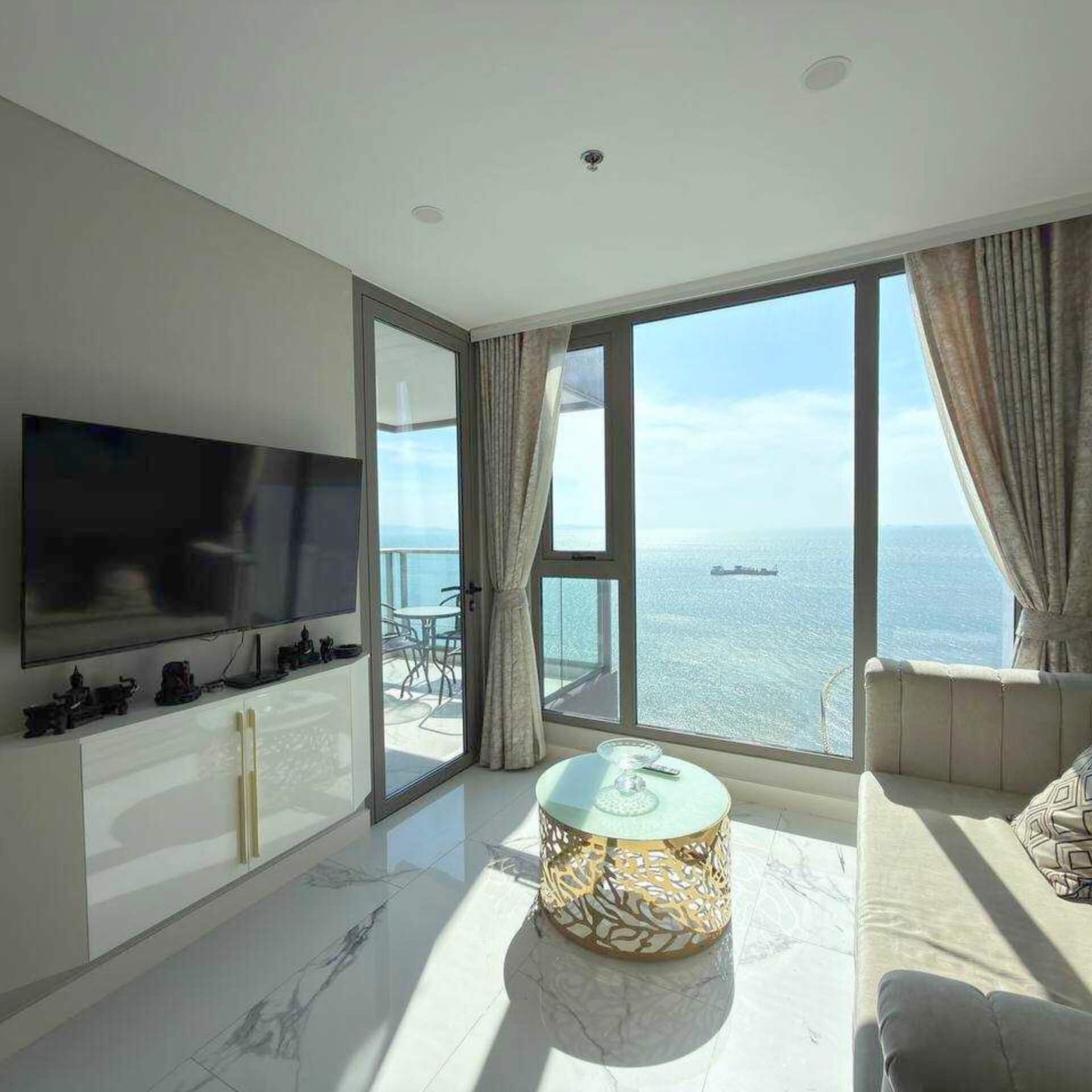 Copacabana Beach Jomtien Luxury Beachfront Living on the 19th Floor SSF2512126 - select proprety pattaya