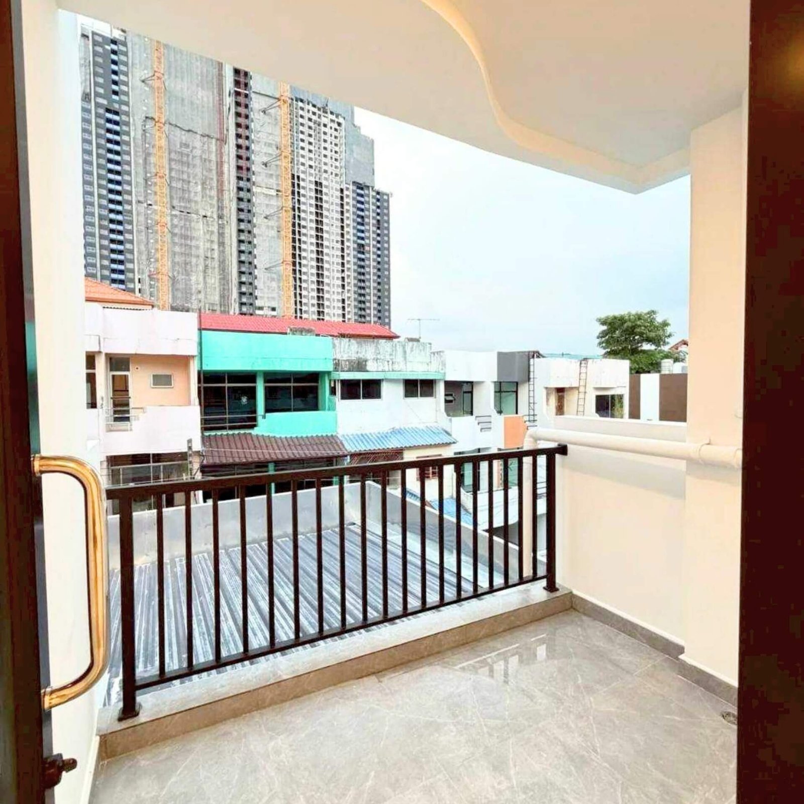 Spacious 3-Storey Townhouse in Thappraya Soi 15 Ideal Business or Residential Opportunity SST2512121 – select property pattaya (10) Spacious 3-Storey Townhouse in Thappraya Soi 15 Ideal Business or Residential Opportunity SST2512121 - select property pattaya