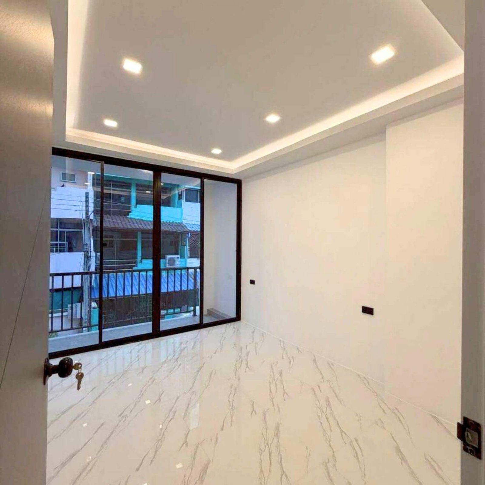 Spacious 3-Storey Townhouse in Thappraya Soi 15 Ideal Business or Residential Opportunity SST2512121 – select property pattaya (14) Spacious 3-Storey Townhouse in Thappraya Soi 15 Ideal Business or Residential Opportunity SST2512121 - select property pattaya