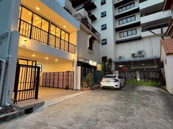 Spacious 3-Storey Townhouse in Thappraya Soi 15 Ideal Business or Residential Opportunity SST2512121 - select property pattaya