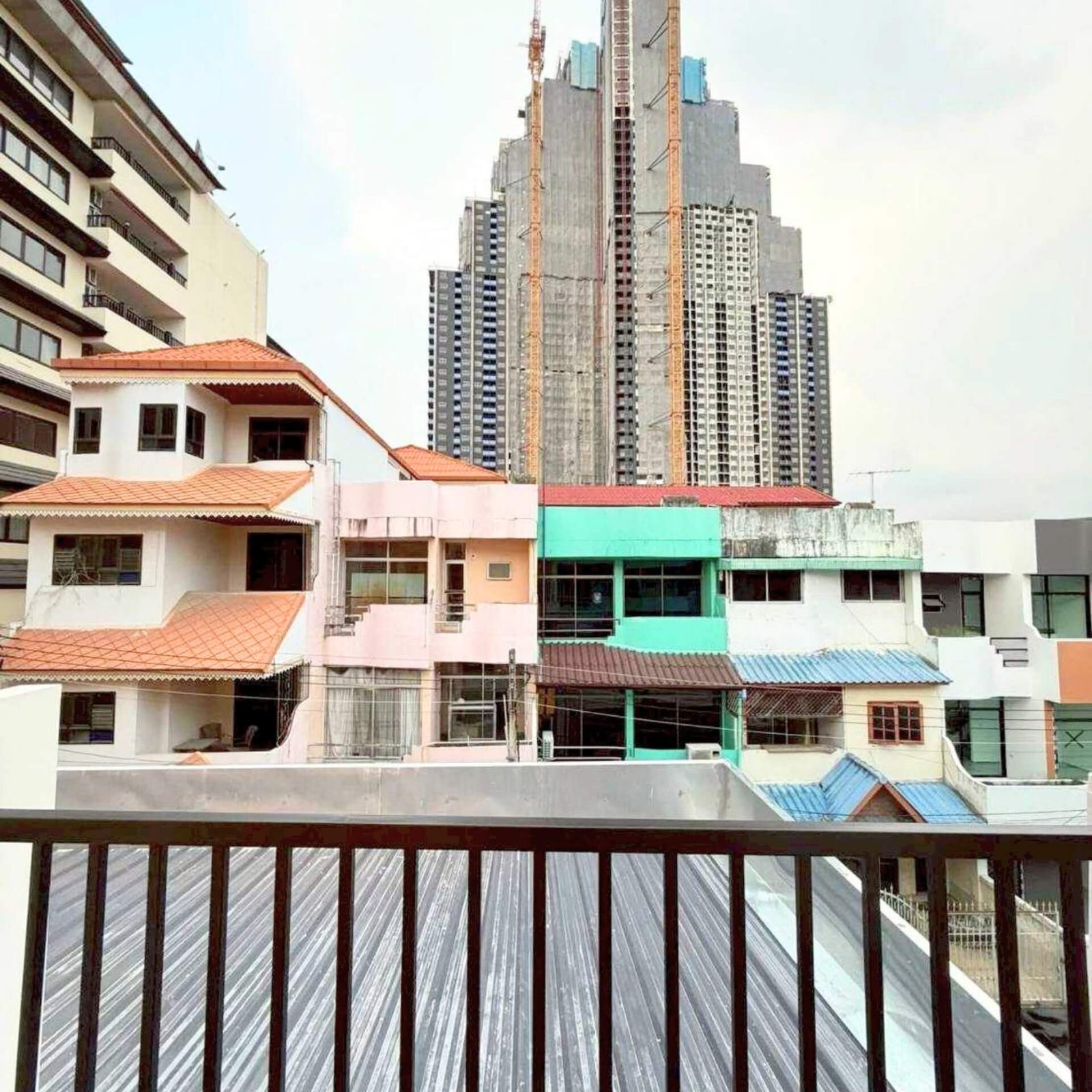 Spacious 3-Storey Townhouse in Thappraya Soi 15 Ideal Business or Residential Opportunity SST2512121 – select property pattaya (8) Spacious 3-Storey Townhouse in Thappraya Soi 15 Ideal Business or Residential Opportunity SST2512121 - select property pattaya