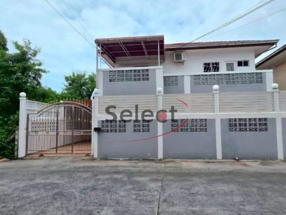 Spacious 4-Bedroom Pet-Friendly House in Central Pattaya RS260292 - select property pattaya