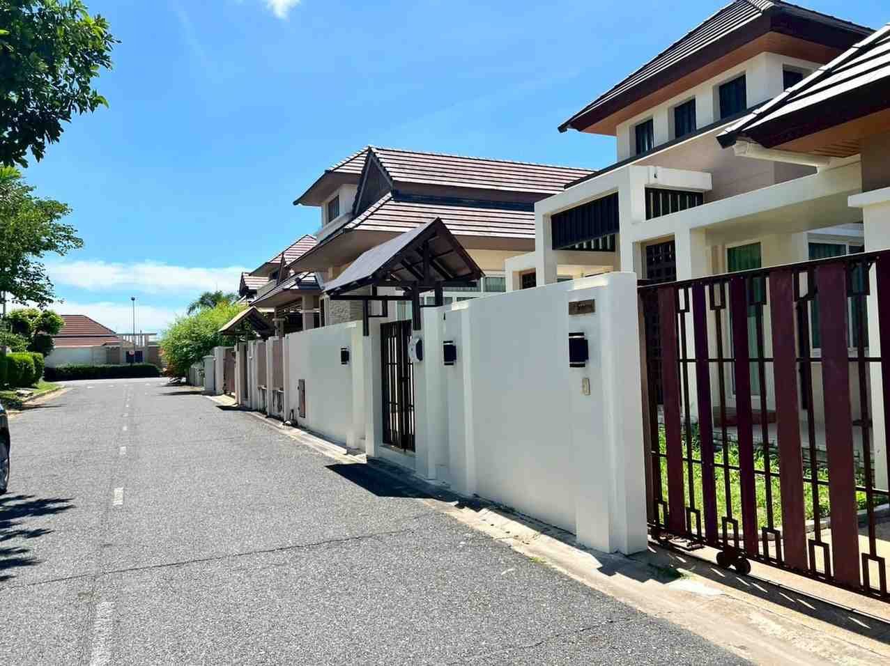 RS260706 Renovated 3-Bedroom House at Sirisa 16 Village Soi Siam Country Club