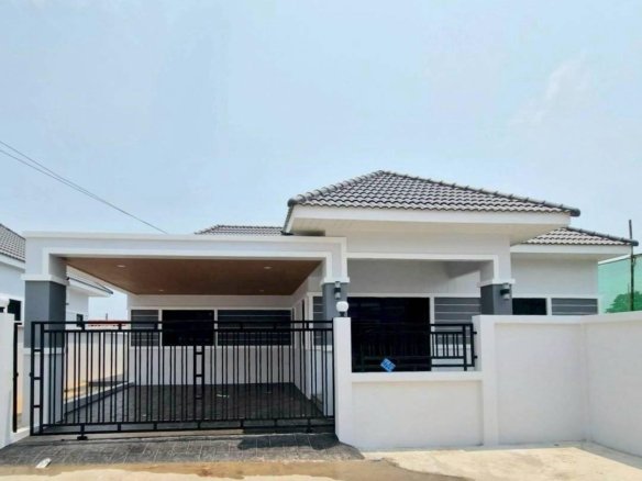 SCF260709 Newly Built Single House corner Huay Yai - Soi Thung Klom Tan Man 25
