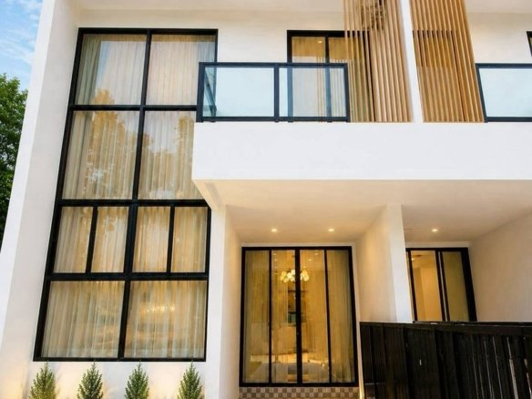 SCT260743 Modern 2-Story Corner Townhome near Maryvit School Pattaya - Naklua