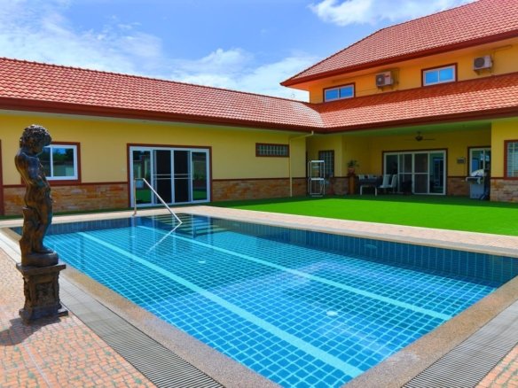 SST260727 4-Bedroom Pool Villa in Miami Villas near Mabprachan Lake, Pattaya