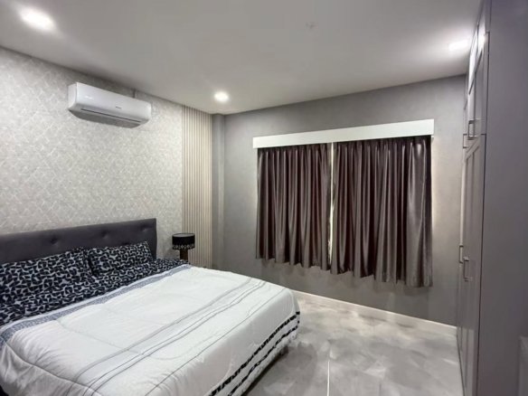 RS260805 Charming 3-Bedroom Single House with Attic for Rent Near Maprachan Lake