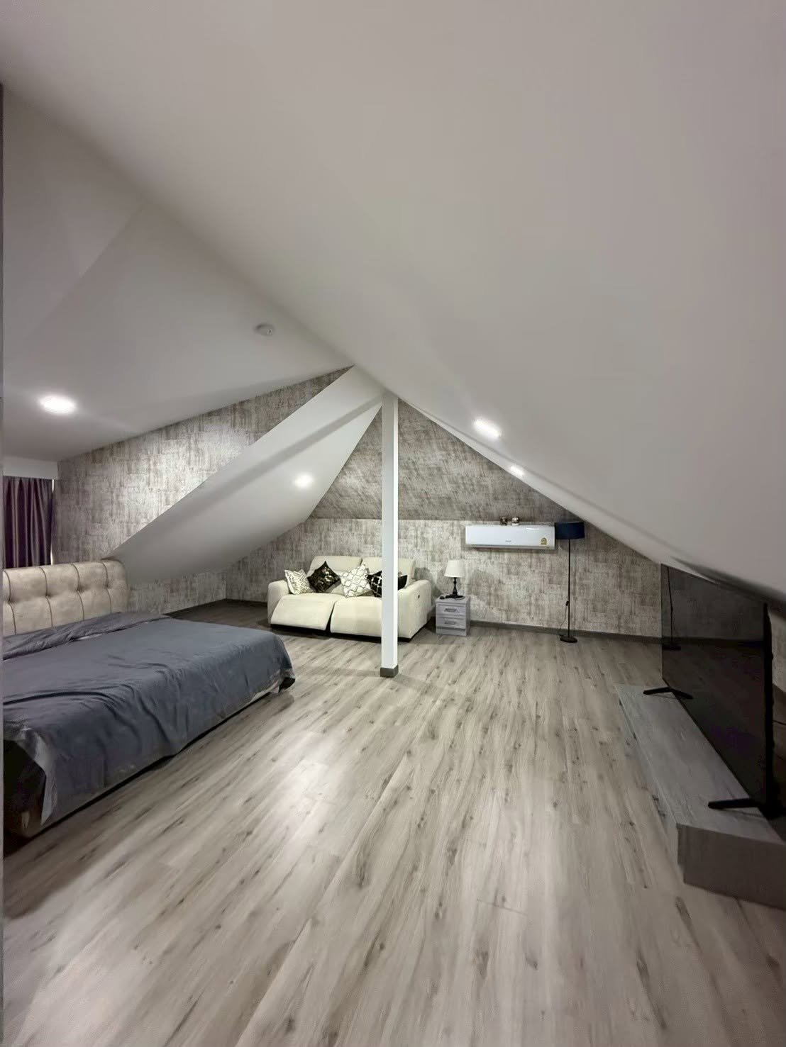 RS260805 Charming 3-Bedroom Single House with Attic for Rent Near Maprachan Lake