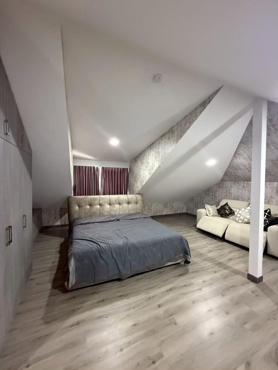 RS260805 Charming 3-Bedroom Single House with Attic for Rent Near Maprachan Lake